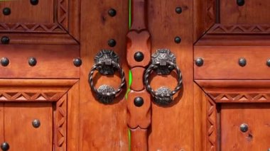 Chroma anahtar ile açılış kapı. Kapı geçiş için yeni video