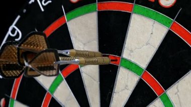 Ağır çekim bir Dart oyuncunun el Çift Kişilik yirmi üç Dart tespit