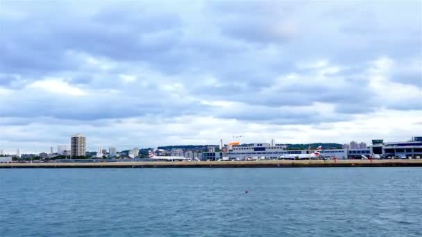 Timelapse de los aviones despegando desde City Airport London, Reino Unido — Vídeos de Stock