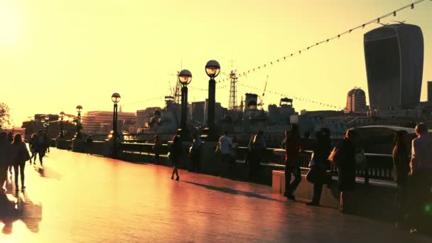 Time lapse da Tower Bridge, Londra alle persone che camminano lungo il fiume Tamigi, tramonto — Video Stock