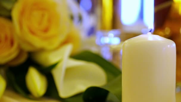 Τραπέζι γάμου διακοσμημένο με λουλούδια και κεριά — Αρχείο Βίντεο