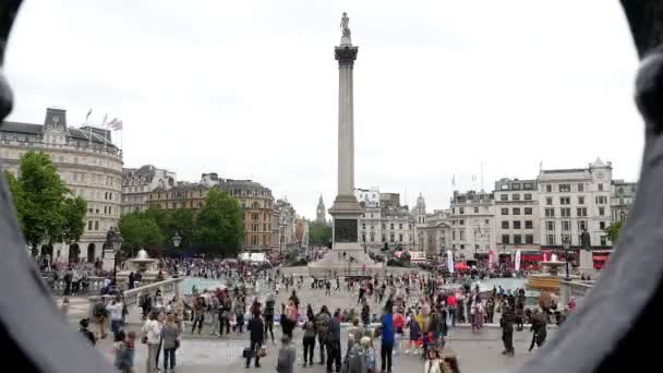Trafalgar Square, Londres - lapso de tiempo de personas y vehículos a su alrededor — Vídeos de Stock