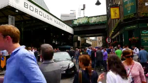 ROYAUME-UNI, LONDRES - 15 JUIN 2015 : Le temps presse pour les gens qui se promènent dans le Borough Market de Londres — Video