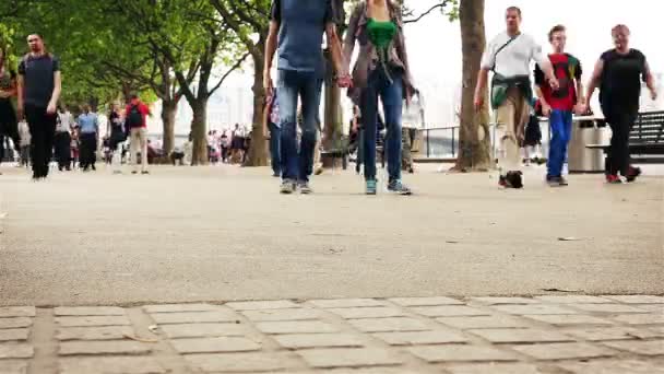 Lapso de tiempo de personas caminando por el río Támesis, Londres — Vídeo de stock