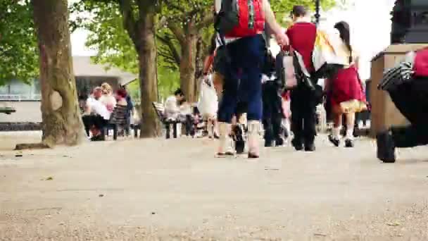 Zaman atlamalı tarafından Thames Nehri'nin, London city yürüyen insan — Stok video