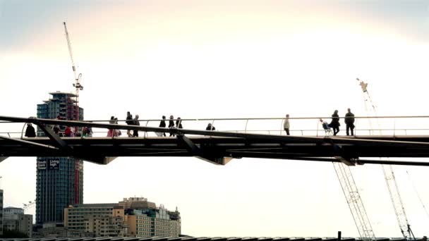 Tijdspanne van mensen lopen op Millennium Bridge, Londen — Stockvideo