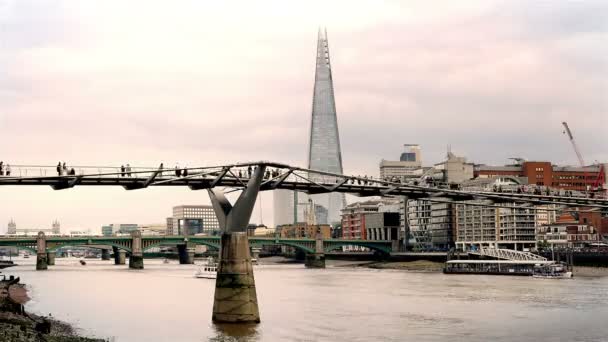 Idő telik el az emberek séta a Millennium Bridge, London — Stock videók