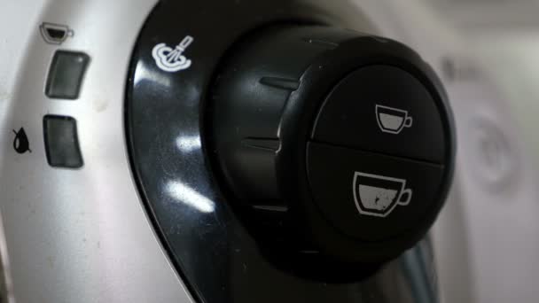 Vinger druk op een knop op een koffiezetapparaat — Stockvideo