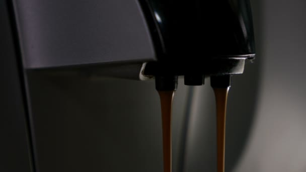 Nahaufnahme einer Kaffeemaschine, die Kaffee kocht — Stockvideo