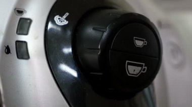 Bir kahve makinesi kahve yapma yakın çekim