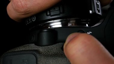 Bir adamın bir fotoğraf makinesi, 4 k lens ayarlama yakın çekim