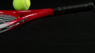 Tenis malzemeleri - tenis raketi siyah bir arka plan üzerine üç tenis topları ile dolly