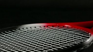 Erkek/kadın el bir tenis top ve dünya ile bir top bir tenis raketi siyah bir zemin üzerine koyar