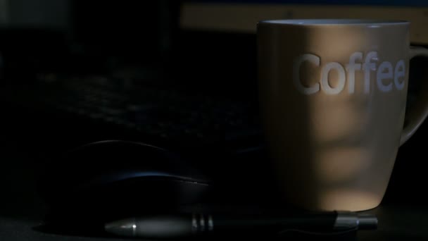 Licht fegt über einen Tisch im Büro mit Computer und Kaffeebecher — Stockvideo