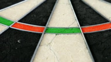 Bir dart tahtası üzerinde yakın dolly bir dart ile boğa gözü ifşa