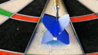 Bir dart tahtası üzerinde yakın dolly, bir dart döşeme ve boğa gözü ne işaret
