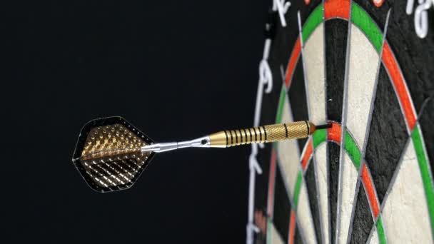 Close up of three darts hitting triple twenty on a dart board, player 's hand picks up the darts — стоковое видео