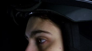 Kayakçı/snowboard kadın gözlüklerini siyah arka plan üzerine koyarak yakın çekim