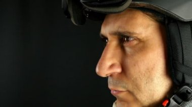 Kayakçı/snowboardcu gözlüklerini siyah arka plana koyarak, yakından