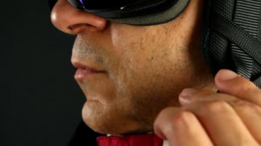 Kayakçı/snowboard onun kask siyah arka plan üzerine tokalar, yakın çekim