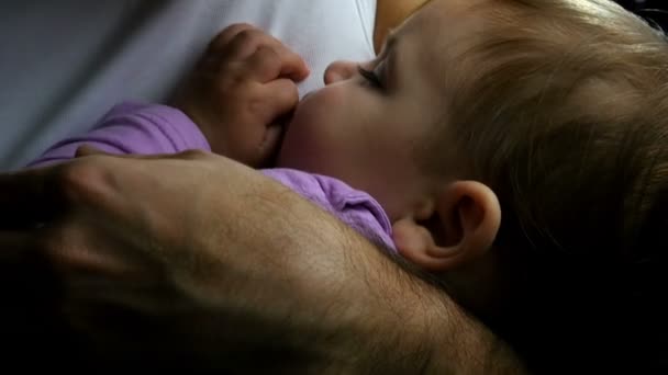 Bébé dormant dans les mains des pères — Video