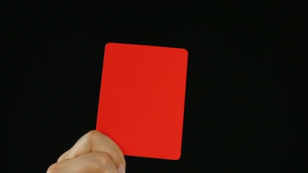 Hand zeigt rote Fußball-Strafkarten auf schwarzem Hintergrund. Fairplay-Konzept — Stockvideo