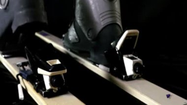 Kayakçı/snowboard onun Kayak ve gözlük siyah arka plan üzerine koyarak yakın çekim