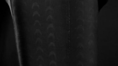 Profesyonel yüzücü holding ve onun gözlük, yakın çekim, siyah ve beyaz ayarlama