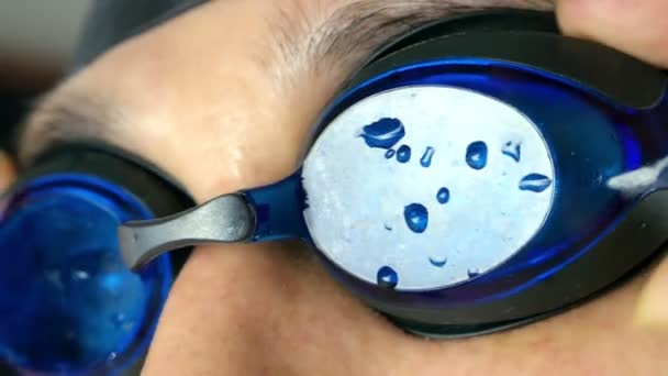 Professional swimmer concentrates and prepares for a start, close up, water drops on the face — Stock Video