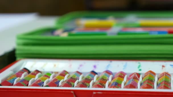 Primer plano de la mano de un niño recogiendo un pastel para pintar — Vídeos de Stock