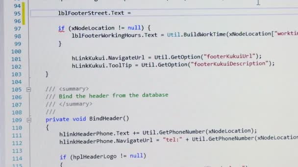 Frontend Developer entre le code html et dotnet sur son projet — Video