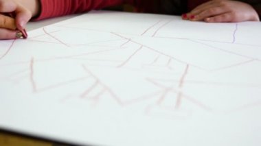 Bir çocuğun okulda pastel ile resim kapat