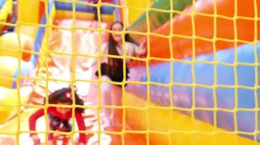 İki kız şişirilebilir kauçuk Kalesi bahçesi net holding. Çocuklar için açık havada eğlence