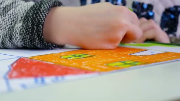 Close-up de uma criança pintura com pastéis na escola — Vídeo de Stock