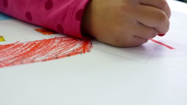 Primer plano de un niño pintando con pasteles en la escuela — Vídeos de Stock