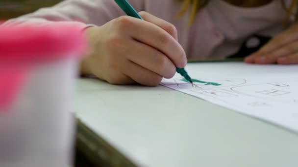 Primo piano di un bambino che dipinge con pastelli a scuola — Video Stock