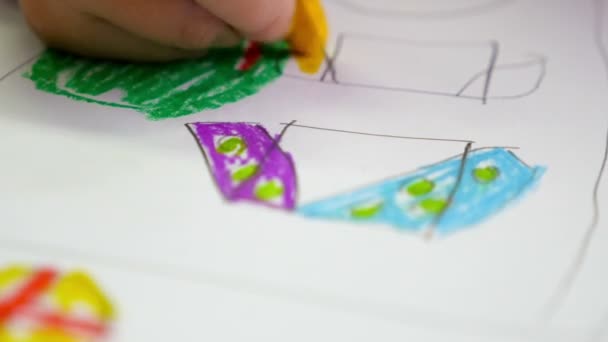 Primer plano de un niño pintando con pasteles en la escuela — Vídeos de Stock