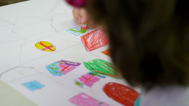 Gros plan d'une peinture d'enfant avec des pastels à l'école — Video