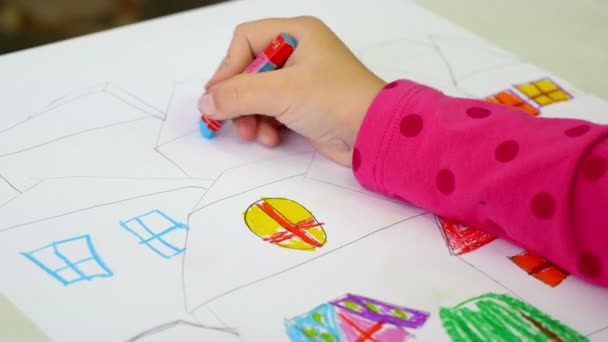 Närbild av ett barn målar med pasteller i skolan — Stockvideo
