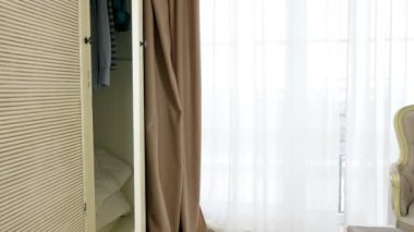 Sevimli küçük kız bir dolaba evde, gizleme gizlemek ve aramak ve CE oyunu