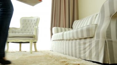 Kadın alışveriş torbalarıyla eve dönüyor. Yorgun ama tatmin olmuş, sadece bacakları.