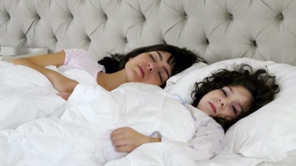 Спящие сестры. Она спала он ей воспользовался. Она спала он ей воспользовался. Спящую сестренку. Домашние спящие женщины.