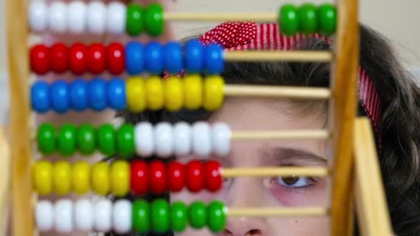 Söt liten flicka räknar med abacus hemma, närbild — Stockvideo