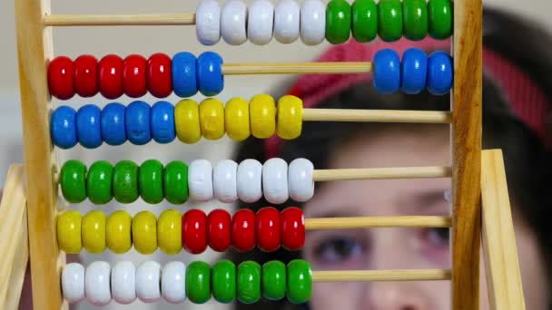 Schattig klein meisje tellen met abacus thuis, close-up — Stockvideo