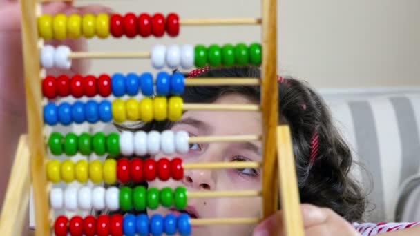 Schattig klein meisje tellen met abacus thuis, close-up — Stockvideo