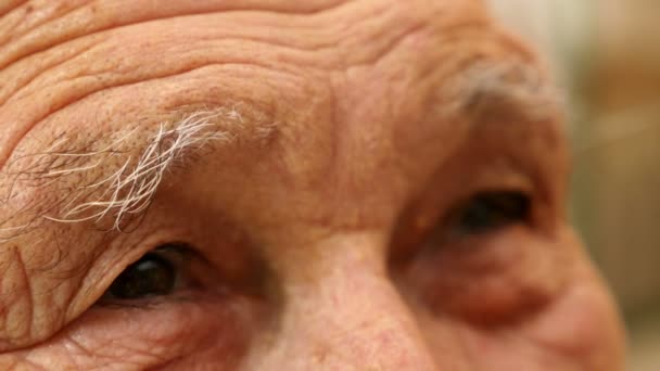 Close up of 86 years old woman eyes — Stock Video