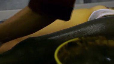 Bir spa odada rahatlatıcı ve beyaz şarap yudumlayarak kadın