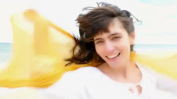 幸福的女人盘旋，玩相机 — 图库视频影像