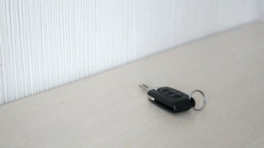 Kadın eli alır araba / oto anahtar taşı--dan bir tablo