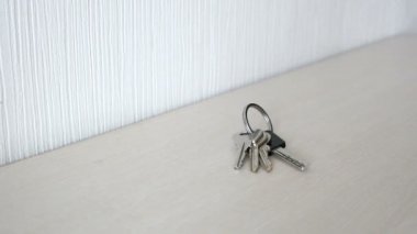 Elini evin anahtarları bir tablodan alır